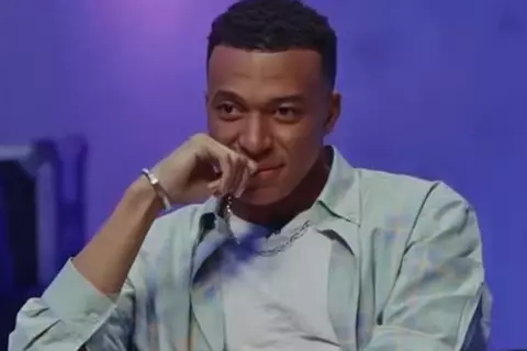 مبابي يتحدث عن ندمه بسبب إنريكي.. علاقته بأشرف حكيمي.. وماذا تعلم من ميسي؟